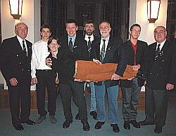 Stephan Grajczyk, Christian Fr�schel, Katrin Schott (auf H�nden getragen), Manfred Neubert, Ernst Kaidel, Willi Kaidel, Sebastian Dittmar, Dr. Helmut Fuchs